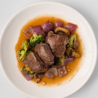 Медальоны из вырезки телятины с овощами в азиатском соусе