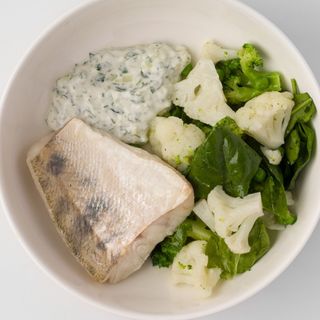 Судак с овощами и соусом дзадзики