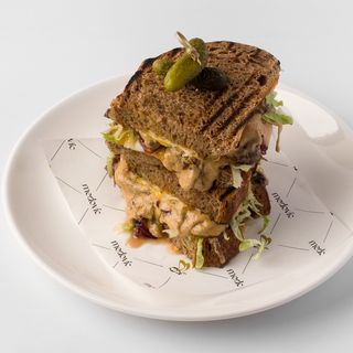 Стейк сэндвич на гречишном хлебе с филе телятины 