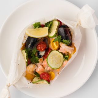 Морепродукты с овощами запеченные в пергаменте