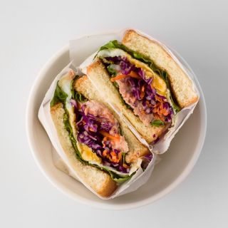 Корейский сэндвич с тунцом и овощами