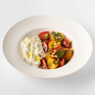 Салат со страчателлой, томатами и соусом песто