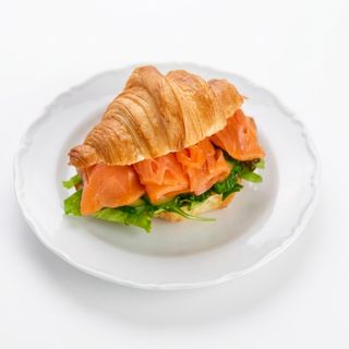 Круассан сэндвич с малосоленным лососем