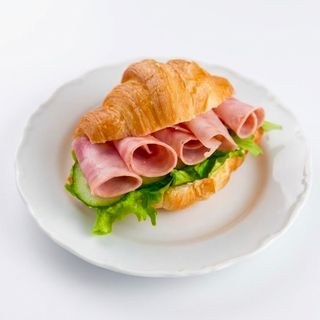 Круассан сэндвич с ветчиной