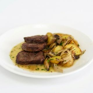 Медальоны из телятины с грибами и молодым картофелем