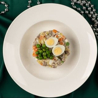 Оливье с говядиной и свежим горошком