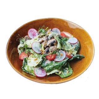 Салат с курицей, грибами и миксом салата