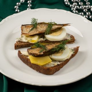 Бутерброды на ржаном хлебе Шпроты