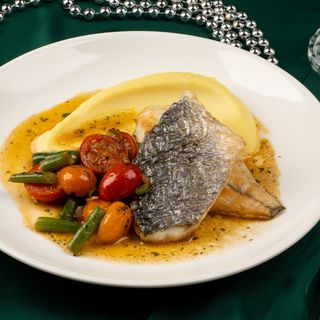 Дорадо с пюре и соусом из сладких томатов