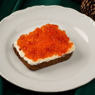 Тост с икрой на ржаном хлебе