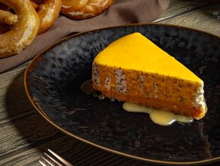 Чизкейк с маком и солёной карамелью