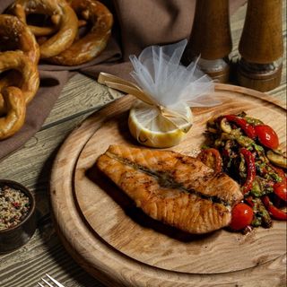 Стейк из семги с соте из овощей