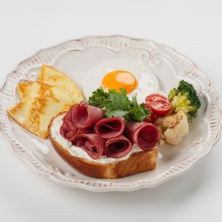 Завтрак с халуми и копченым мясом