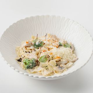 Фарфалле с курицей и грибами