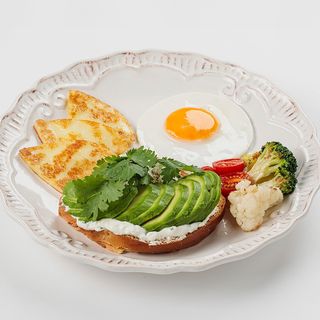 Завтрак с халуми и авокадо