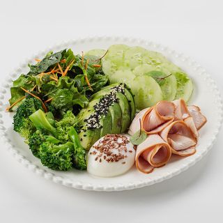 Зеленый салат с индейкой 