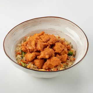 Курица в соусе "Динамит" с рисом и овощами