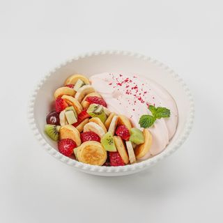 Мини панкейки со свежими ягодами, фруктами и клубничным соусом