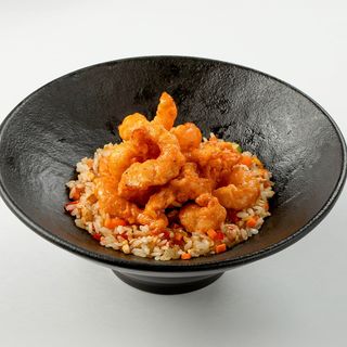 Креветки в соусе "Динамит" с рисом и овощами