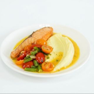 Филе лосося с пюре и соусом из сладких томатов