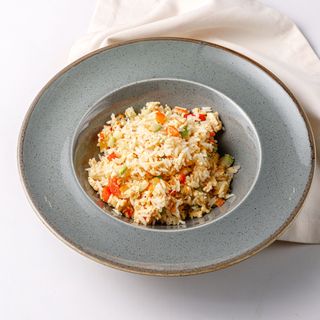 Жареный рис с овощами и яйцами