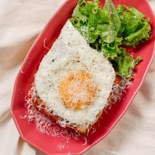 Крок мадам с копченой жая и яйцом