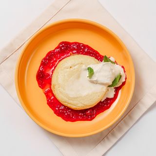 Воздушный сырник с каймаком и малиновым джемом