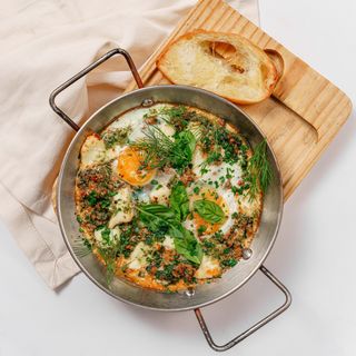 Зеленая шакшука с цыпленком