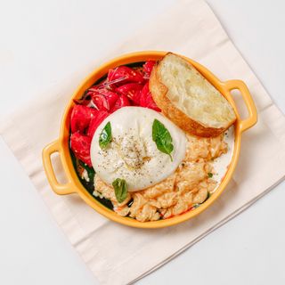 Скрембл с бурратой и сезонными томатами