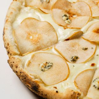 Пицца с грушей и сыром Горгонзола