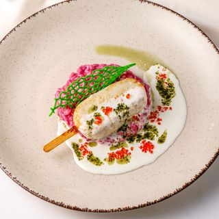 Эскимо из филе судака и тигровых креветок со свекольным ризотто