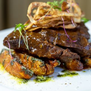 Томленные говяжьи щечки с бататом