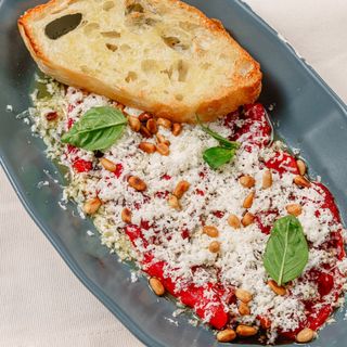 Маринованный перечный перец фермерская Фета, кедровые орешки