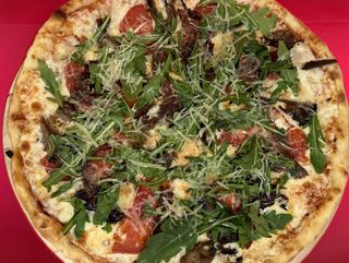 Пицца с томленой говядиной