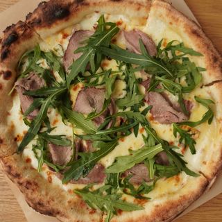 С пастрами из конины,рукколой и перцем халапеньо