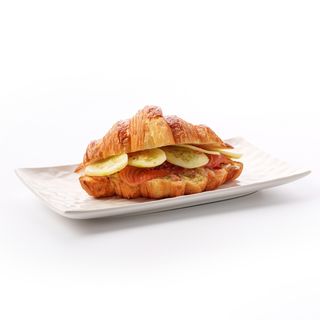 Круассан с лососем