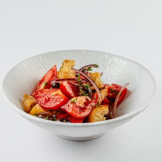 Салат в итальянском стиле с чиабаттой и оливками каламата