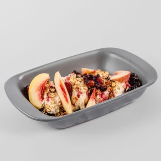 Взбитый творог с гранолой, ягодным компоте