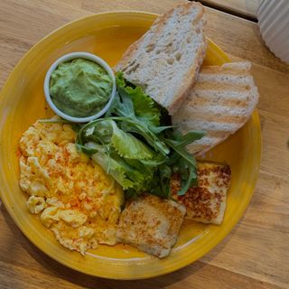 Завтрак Halloumi Breakfast