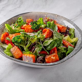 Салат с лососем 300 гр