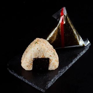 Онигири с  консервированным тунцом