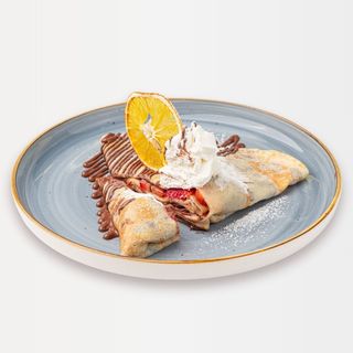 Сладкий креп с клубникой в шоколаде