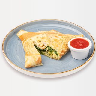 Креп с индейкой, шпинатом и соусом "Песто"