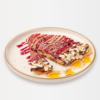 Сладкий креп с миндалем и бананом