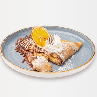 Сладкий креп с бананом в шоколаде