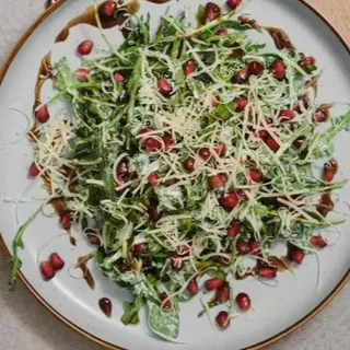 Салат гранатовый с соусом курт