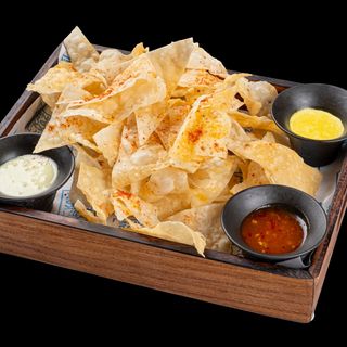 Домашние чипсы с тремя соусами