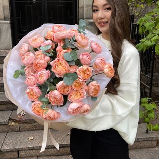 Букет из кустовой пионовидной розы