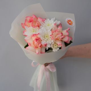 Букет из кустовых хризантем и роз