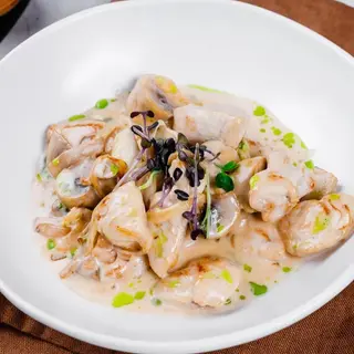 Томленое куриное филе с белыми грибами